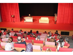 Enis Fosforoğlu, ‘İyi Misin’ İle Hem Güldürdü Hem Düşündürdü