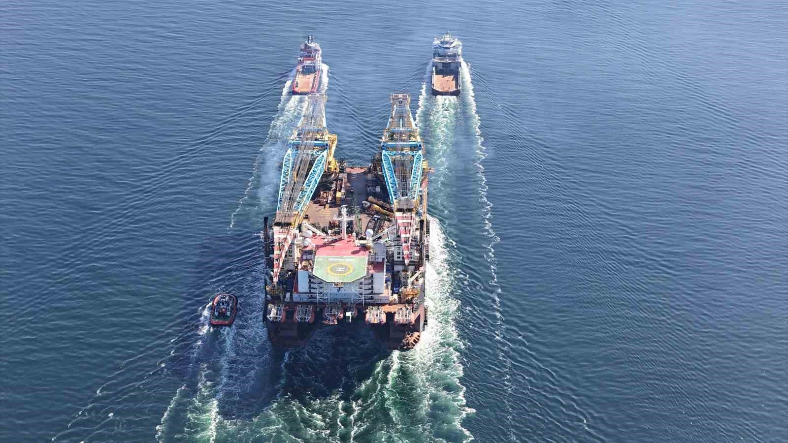 dunyanin-3-uncu-buyuk-agir-kaldirma-vinci-canakkale-bogazi-ndan-gecti