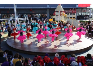Dünya Çocuklarının Gösterileri Beğeniyle İzlendi