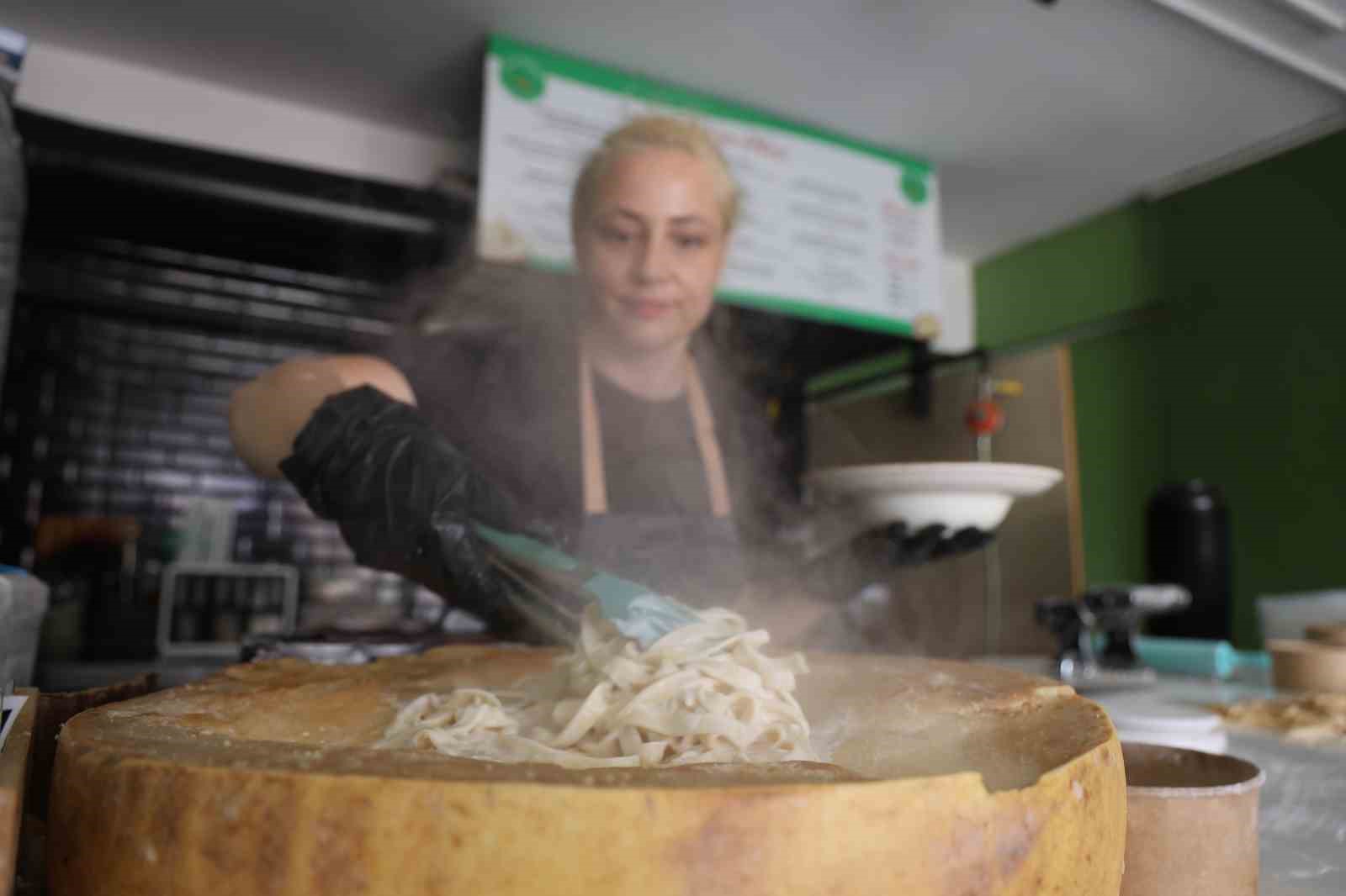depremin-pes-ettiremedigi-kadin-gastronomi-sehrinde-el-acmasi-makarnasiyla-vatandaslarin-damak-tadini-degistirdi
