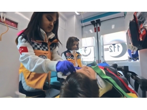 Oyunculuklarıyla Büyüklerine Taş Çıkaran Minik Sağlıkçılardan Büyüklerine Uyarı