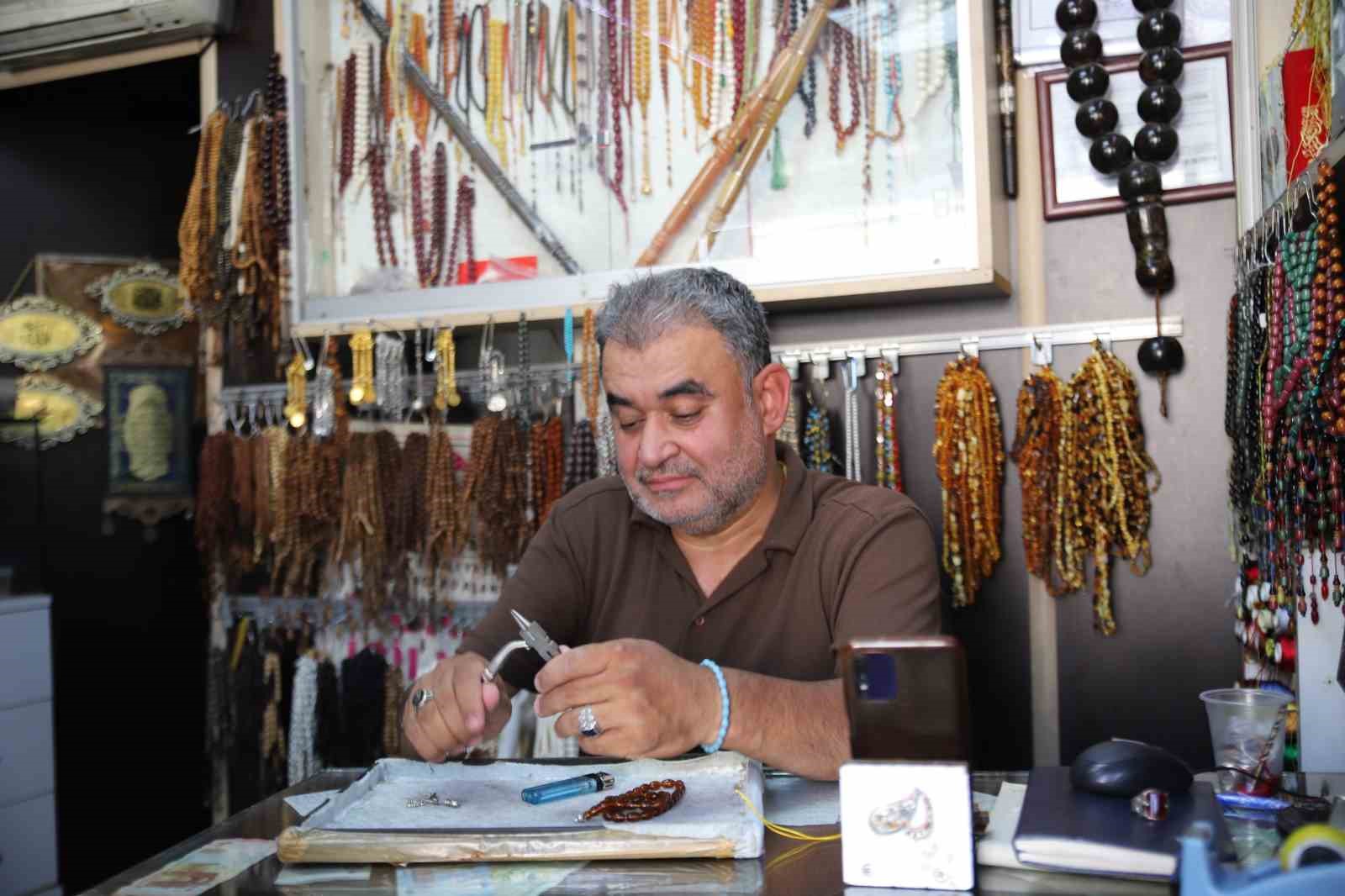 engelini-tespih-yaparak-unutuyor
