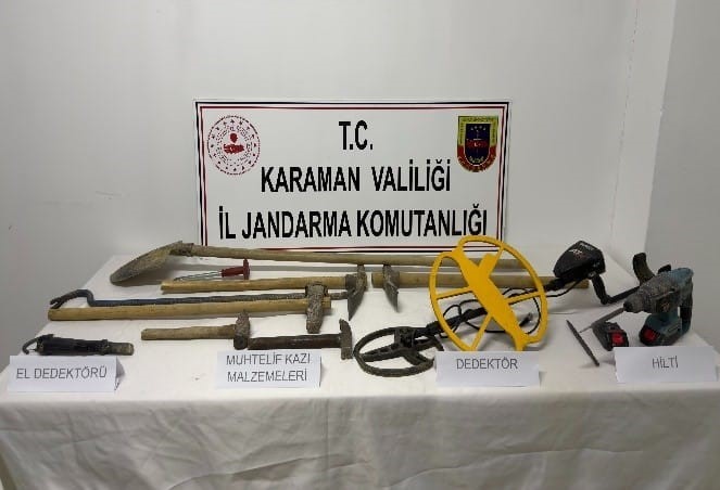 karaman-da-tarihi-eser-ve-uyusturucu-ele-gecirildi-aranan-7-kisi-tutuklandi