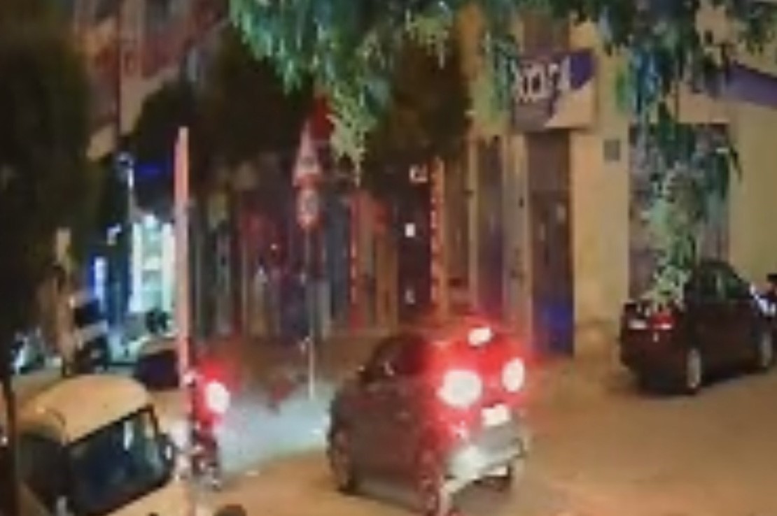 park-yerinden-cikan-otomobile-carpan-motosikletli-yaralandi