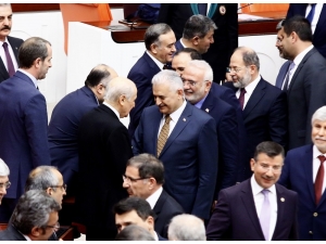 Başbakan Yıldırım İle Bahçeli, Genel Kurulda Bir Araya Geldi