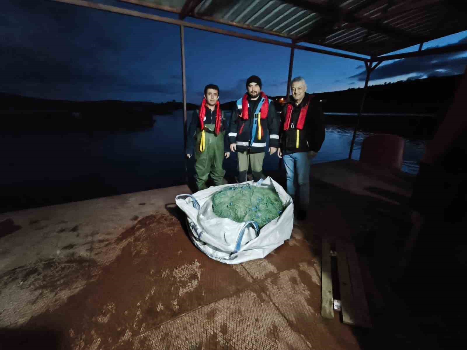 kastamonu-da-baraj-golunde-yuzlerce-metre-hayalet-ag-ele-gecirildi-200-kilogram-sazan-kurtarildi