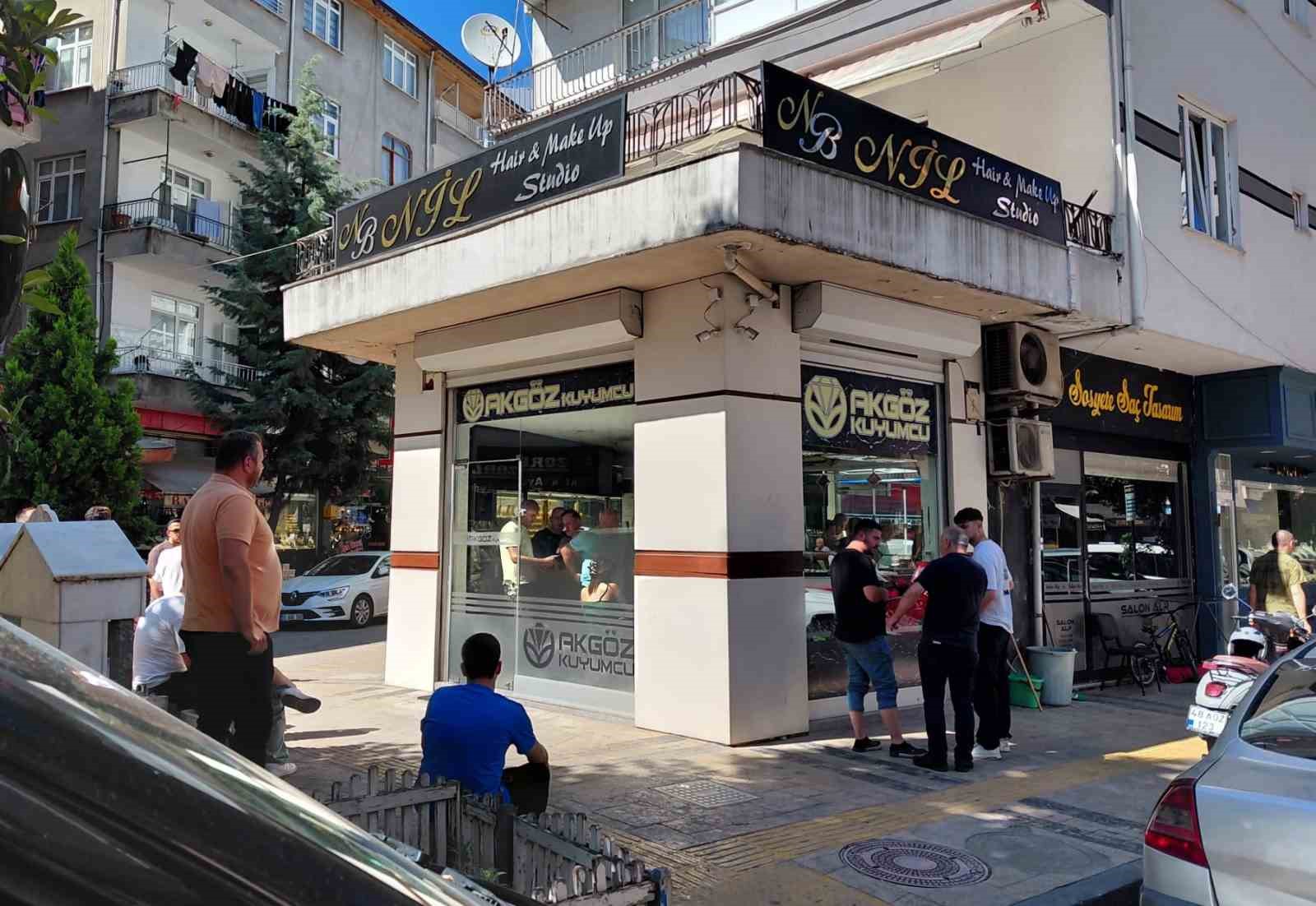 ordu-da-kuyumcudan-caldiklari-kupeleri-baska-bir-kuyumcuda-bozduran-kadinlar-yakalandi
