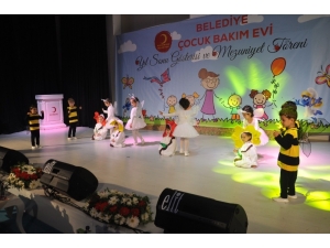 Belediye Çocuk Bakımevi Miniklerinden Yılsonu Gösterisi