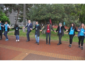 Rektör Bilgiç, Öğrencilerle Halay Çekti