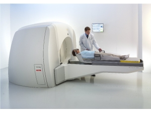 Yard.doç.dr Yahya Efe Güner; "Şu Ana Kadar Gamaknife’ın Kullanıldığı En Geniş Nöroonkolojik Grup Olan Metastazlarda Kafa İçi Metastaz Sayısı 6’yı; Her Birinin Boyutu Da 4 Cm’yi Geçmemek Kaydıyla Gama Knife Başarılı Bir 