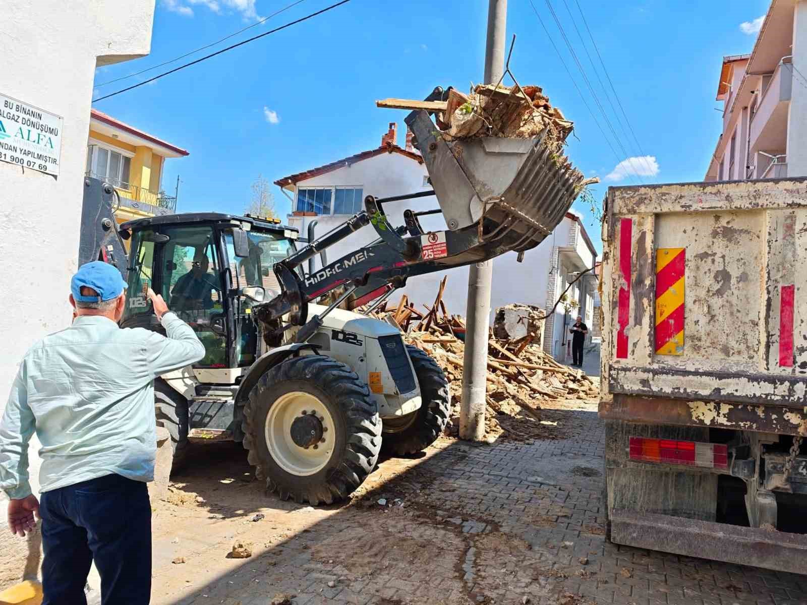 hisarcik-ta-riskli-metruk-bina-kontrollu-sekilde-yikildi