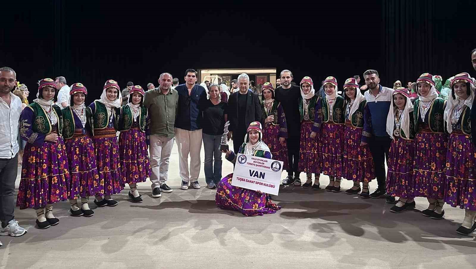 vanli-kizlar-halk-oyunlarinda-tarih-yazdi