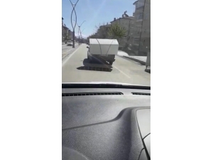 Çamaşır Makinesini Motosikletle Taşıdı