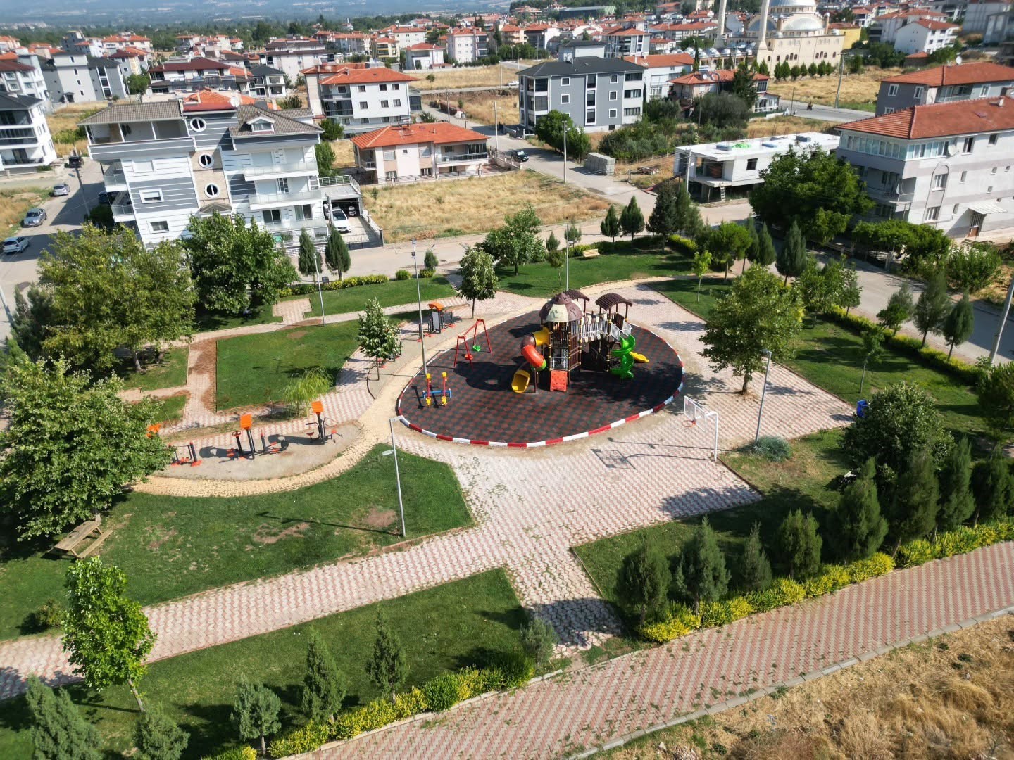 tavas-in-parklari-cocuklar-icin-daha-guvenli-ve-modern-hale-getiriliyor