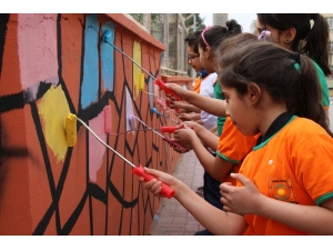 Çocuklar Kendi Okullarını Boyadı