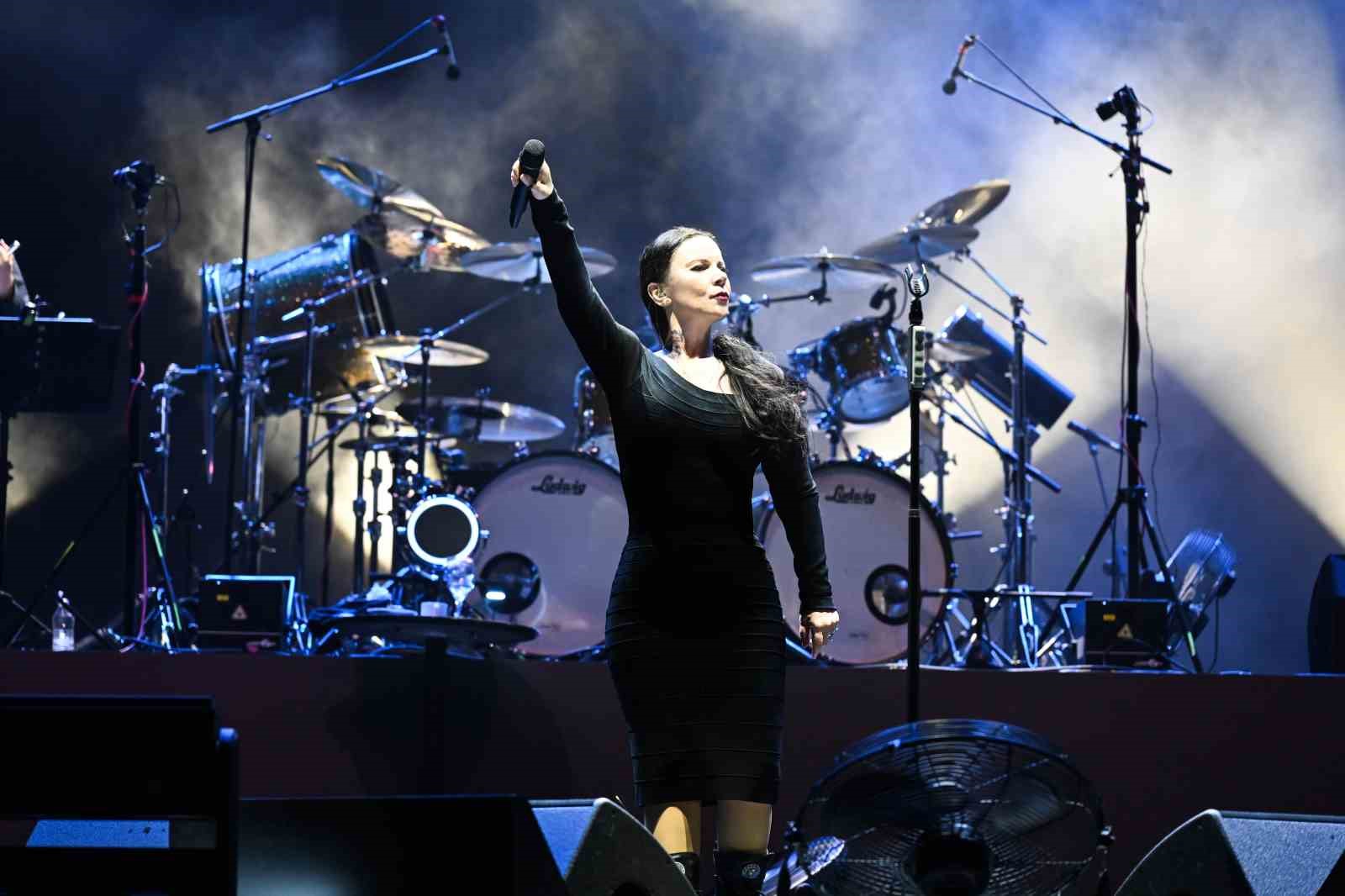 sebnem-ferah-6-yil-aradan-sonra-izmir-de-sahne-aldi