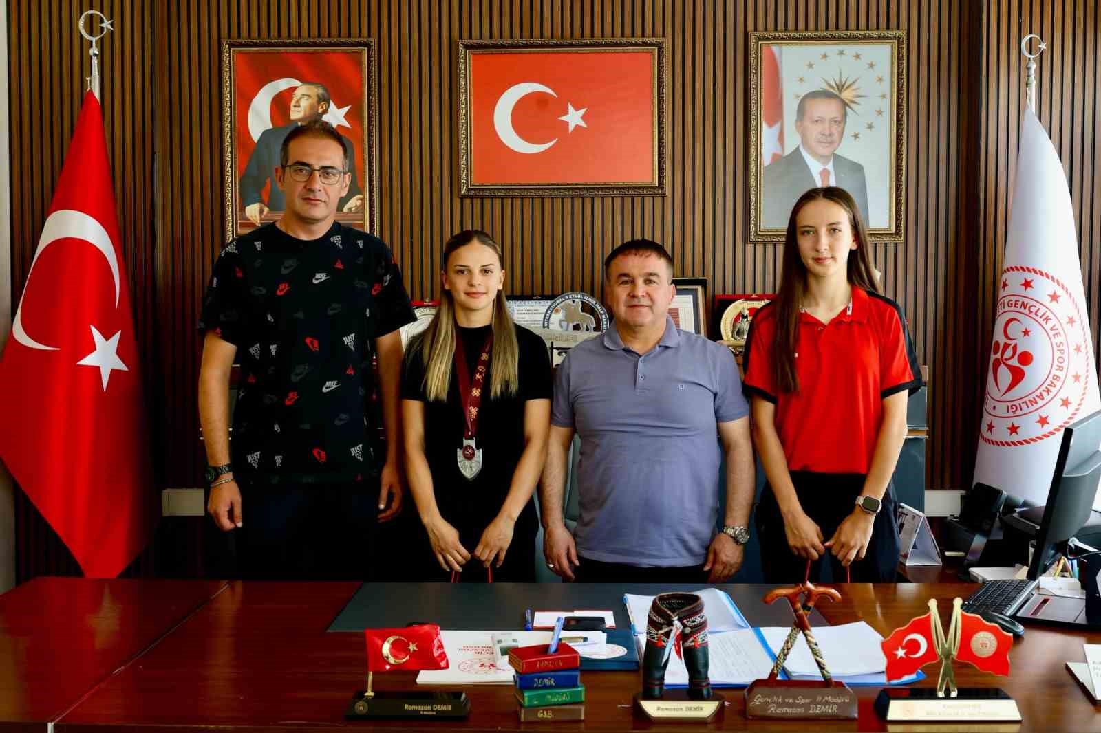 bilecikli-atletlerden-turkiye-sampiyonalarinda-cifte-basari