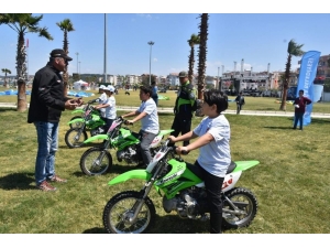Aliağa’da Çocukların Motosiklet Heyecanı