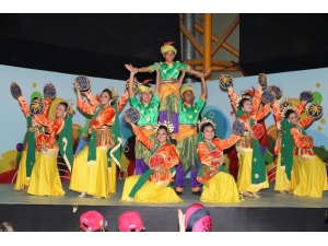 41 Ülke 41 Renk Gösterisi Büyüledi