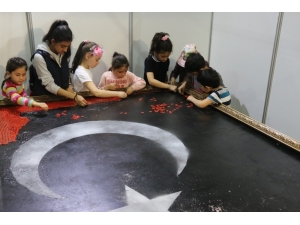 23 Nisan Çocukları Dev Türk Bayrağı İçin Kolları Sıvadı