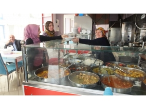 Bu Lokantanın Tüm Çalışanları Kadın