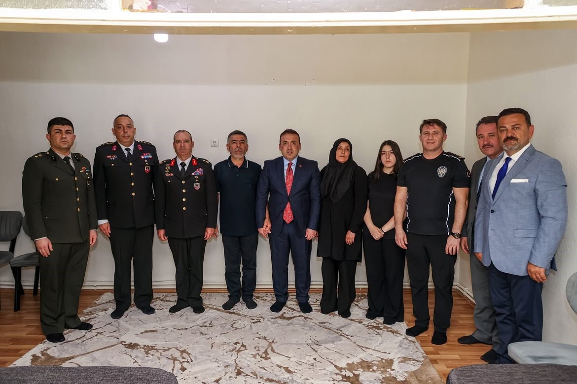 15-temmuz-da-sehit-ailesine-anlamli-ziyaret