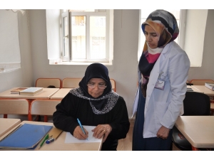 Suriyeli Nine 6 Çocuğu Ve 21 Torununu Görmek İçin Savaşın Bitmesini Bekliyor