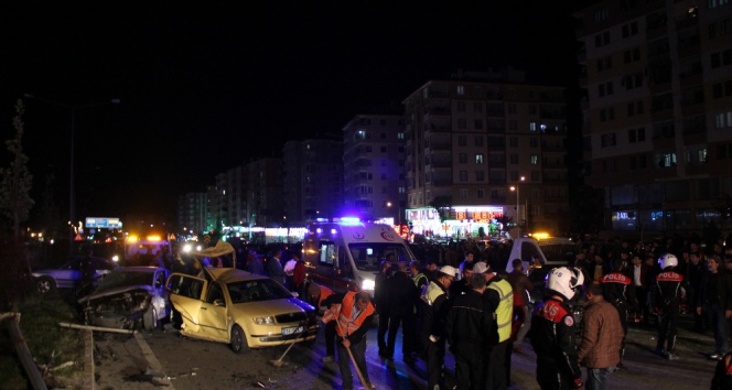 Düğün Konvoyunda Zincirleme Kaza: 22 Yaralı