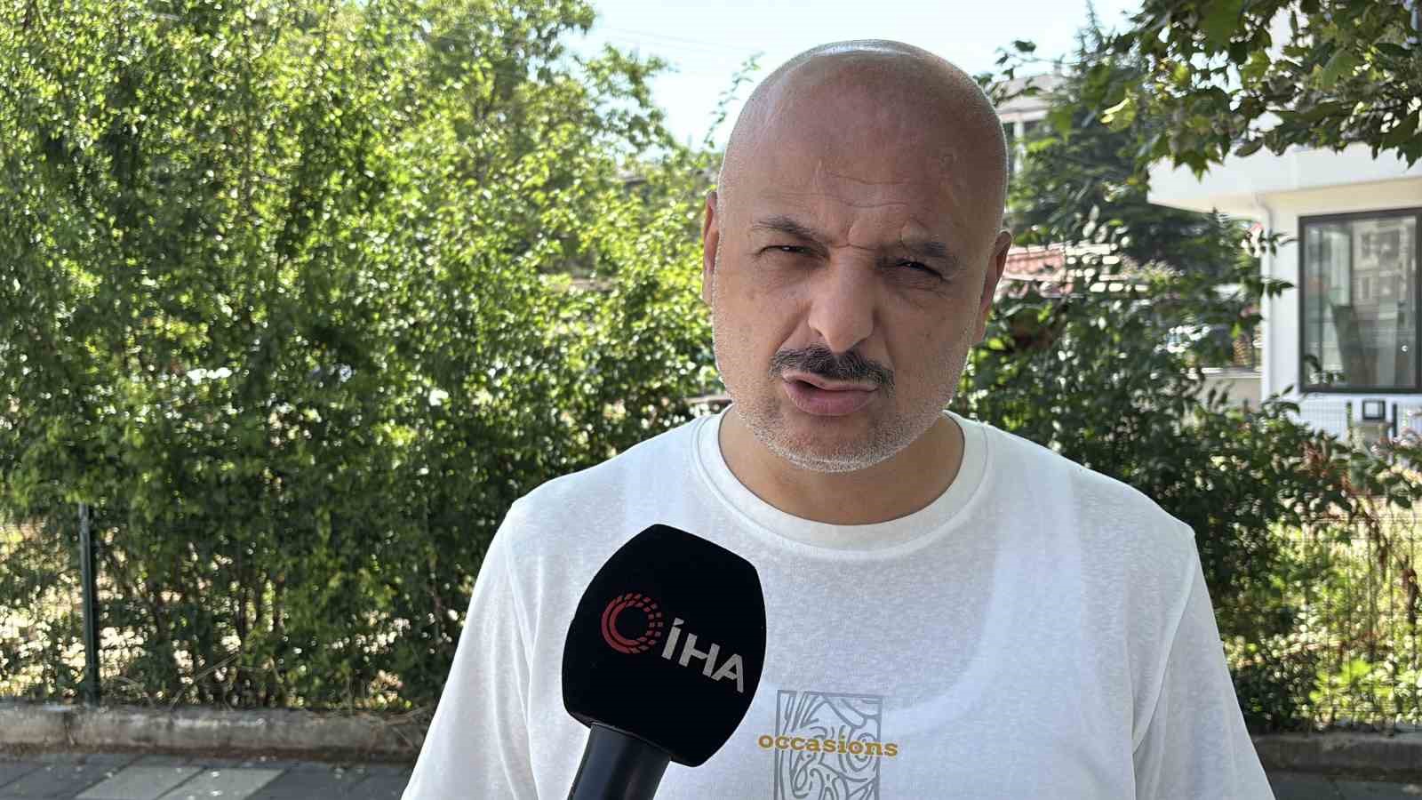 duyarli-vatandas-tem-e-dusen-1-5-metrelik-kutugu-canini-tehlikeye-atarak-yoldan-kaldirdi