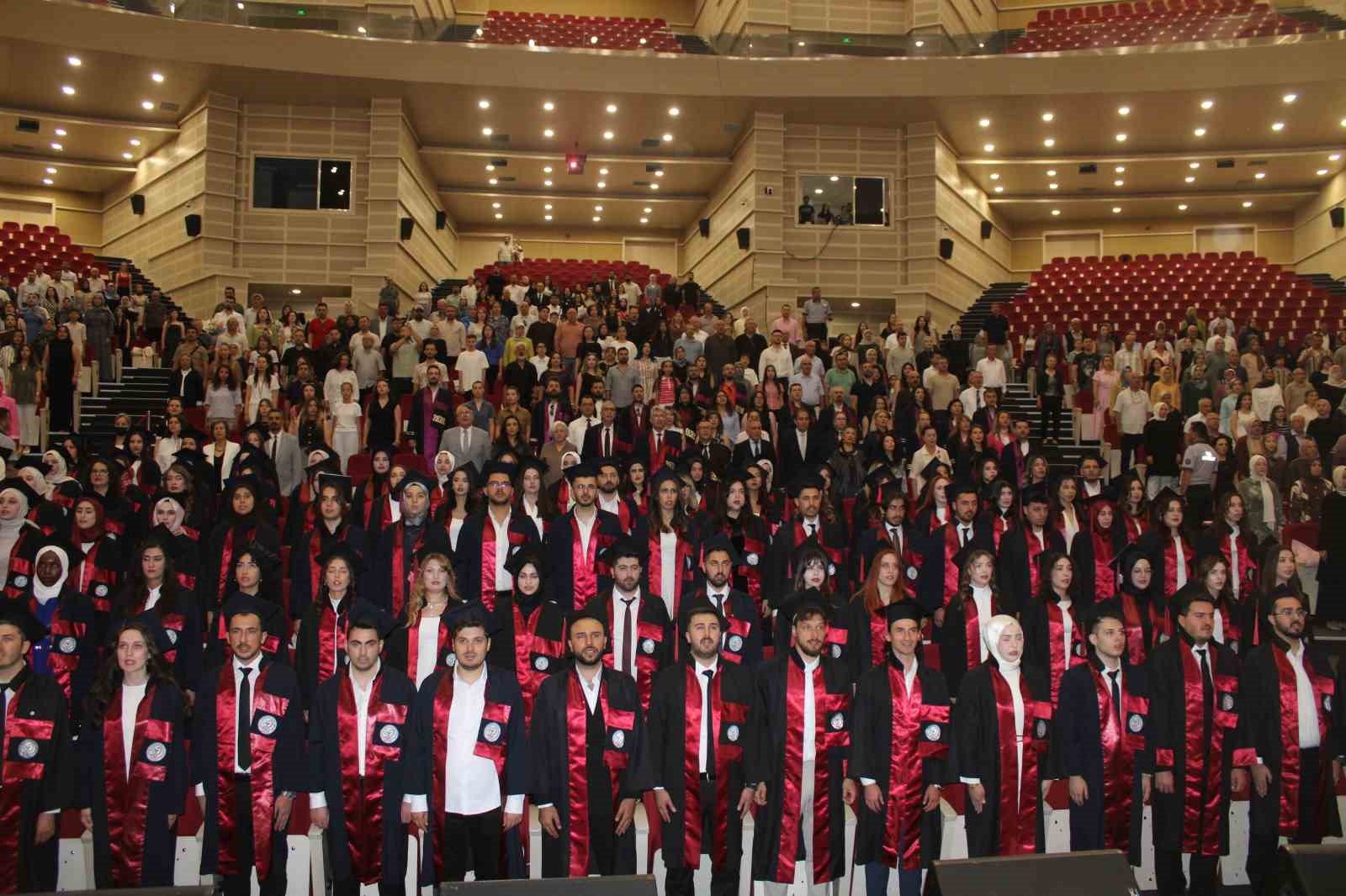 genc-eczacilarin-mezuniyet-sevinci