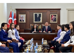 Bakan Yılmaz Çocukları Kabul Etti