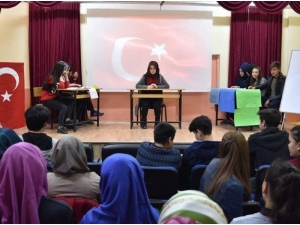 Aslanapa Anadolu Lisesi’nde ’’Akıl Mı Daha Önemlidir, Para Mı?’’ Konulu Münazara