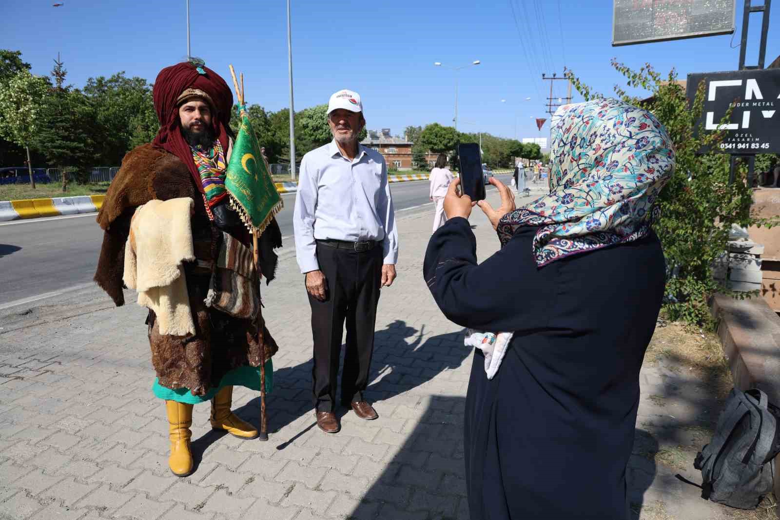 giydigi-selcuklu-kiyafetiyle-konya-dan-ahlat-a-cumhurbaskanini-gormek-icin-geldi