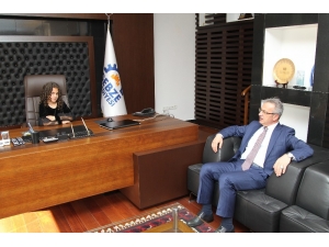 Başkan Köşker Koltuğunu Çocuklara Devretti