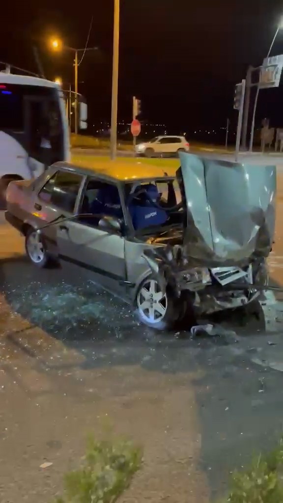 nigde-bor-yolunda-trafik-kazasi-4-kisi-yaralandi