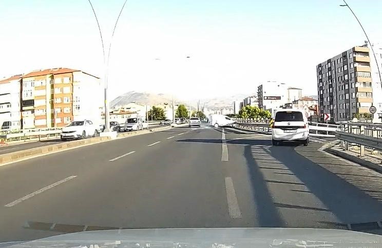 kontrolden-cikan-arac-bariyerlere-carpti-kaza-ani-kamerada