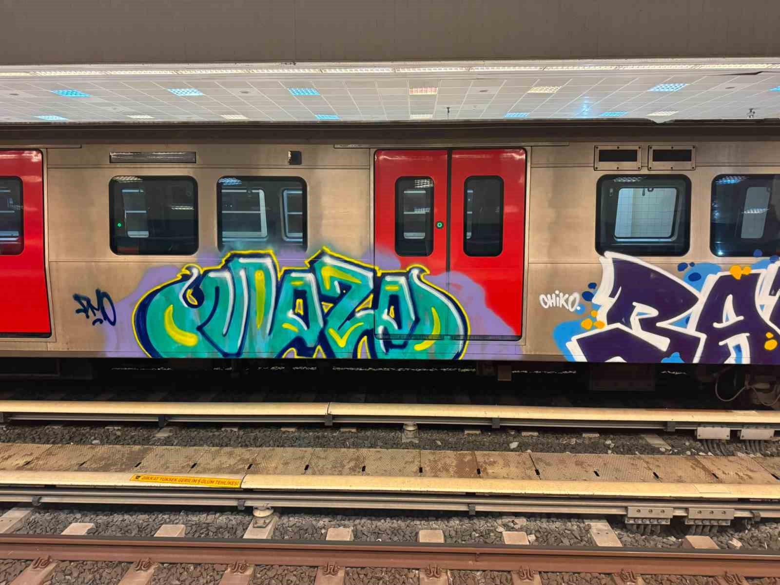ankara-da-iki-sahis-metro-vagonlarina-grafiti-yapti-o-anlar-guvenlik-kamerasina-yansidi