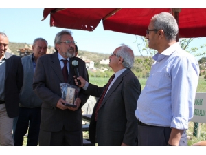 Köy Kültür Evinden Destekçilere Plaket