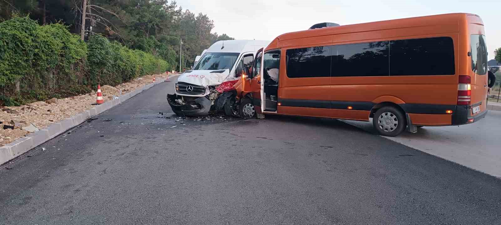 antalya-da-tur-minibusleri-carpisti-13-turist-yaralandi