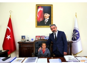 Minik Öğrenciler 23 Nisan’da Rektör Oldu