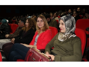 Van Kent Sanat Ve Dans Akademisinden ‘Bana Bir Şeyhler Oluyor’ Oyunu