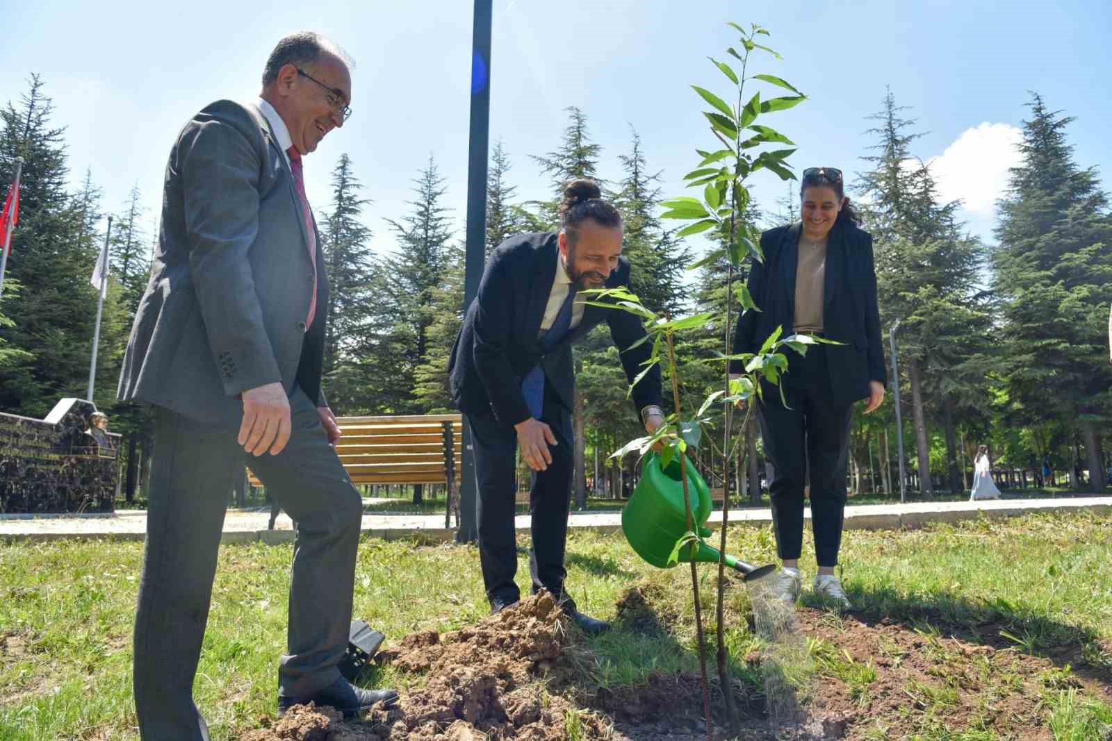 bilecik-te-kampusu-agaclandiriyoruz-sloganiyla-fidanlar-toprakla-bulustu