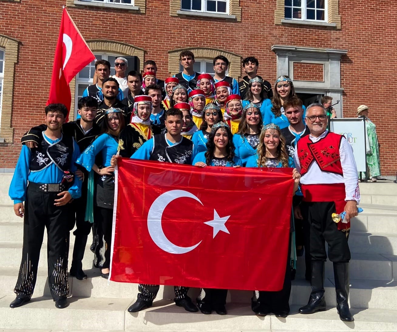 buu-halk-oyunlari-toplulugu-belcika-da-turkiye-yi-temsil-etti