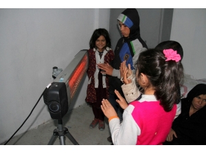 Jandarmadan Kaçak Göçmenlere Sıcak İlgi