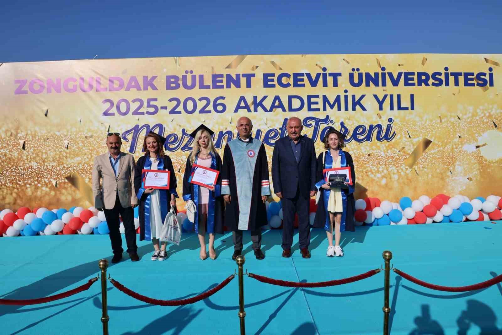 beun-devrek-ve-gokcebey-kampusleri-2025-2026-akademik-yili-mezuniyet-toreni-gurur-dolu-anlara-sahne-oldu