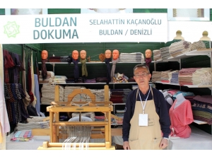 60 Yıldır Dokumaya Devam Ediyor