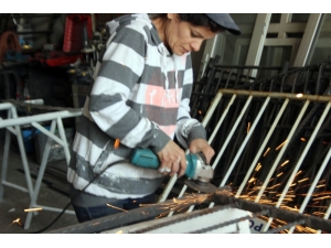 Çırak Bulmayan Kocasının Yanında Demirci Ustası Oldu