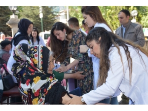 Üniversiteli Öğrencilerden Yaşlılara Sağlık Hizmeti