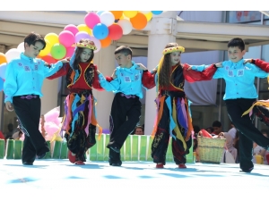 Burhaniye’de Minikler Dansları İle Göz Kamaştırdılar