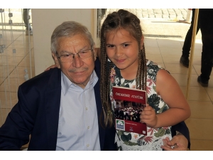 Şair Yazar Hüseyin Yurttaş Foça’da Okuyucuları İle Buluştu